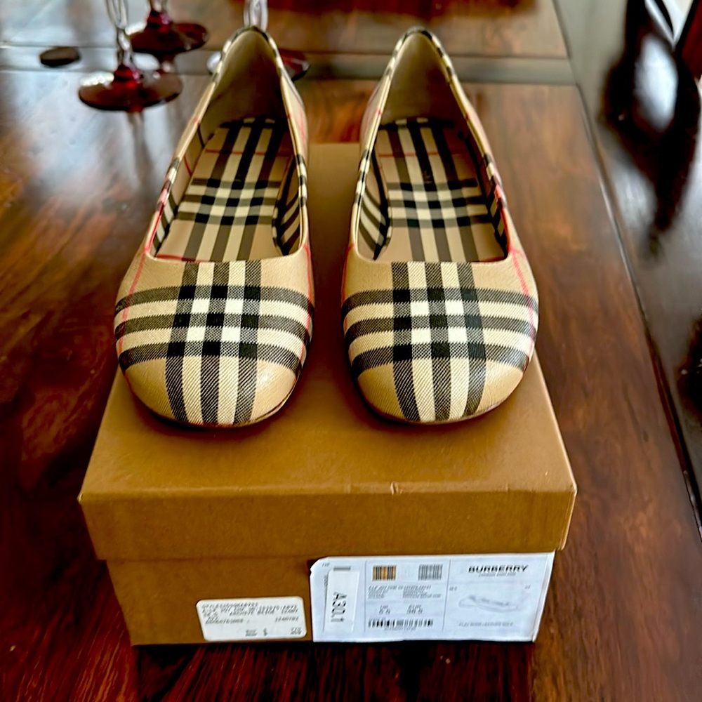 NIB Burberry flat shoe leather sole UK 5.5 size